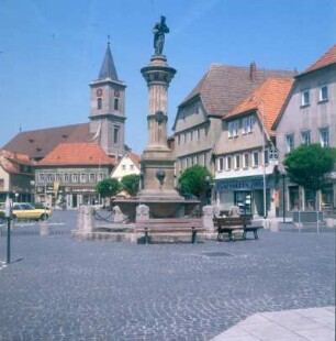 Bad Neustadt a. d. Saale. Marktplatz mit Marktbrunnen. Blich nach Südost zur Pfarrkirche Mariä Himmelfahrt