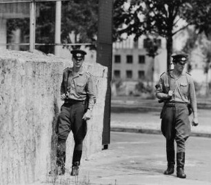 Patrouillengang von NVA-Grenzsoldaten an der Staatsgrenze zu Westberlin/Berliner Mauer am Brandenburger Tor