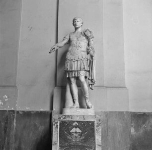 Statue des Kaisers Caligula als Feldherr