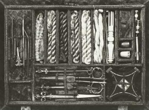 Arbeitstisch der Kurfürstin Magdalena Sibylla mit Spinett, Spielbrett, Apothekerzeug, Nähutensilien, Besteck und weiteren Utensilien : Nähutensilien d. Kf. Magdalena Sibylla, um 1620/1630