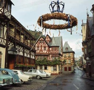 Bacharach, Marktplatz : Bacharach. Marktplatz zur Weinlese, Fachwerkhaus von 1368