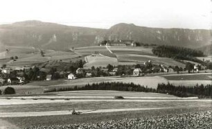 Ottendorf (Sebnitz-Ottendorf). Ortsteilansicht gegen Großen Winterberg und Endlerkuppe mit Jugenderholungsheim