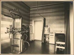 Wohnung Dr. Ostwald mit Praxisräumen. Inneneinrichtung: Praxisraum Röntgenzimmer mit Multoskop