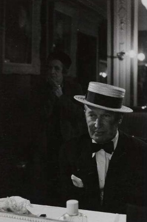 Maurice Chevalier und im Spiegelbild die Photographin Madame d'Ora