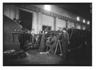 Industrie-Kraftwerk. Reparaturschlosser bei Generator-Reparatur an Maschine 2 : Lauta (Niederlausitz). Industrie-Kraftwerk. Reparaturschlosser bei Generator-Reparatur an Maschine 2