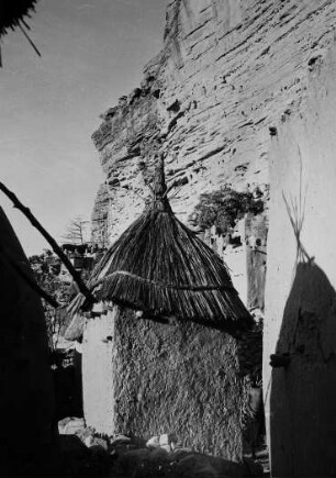 Ireli (Cercle de Bandiagara) Grenier au pied de la falaise