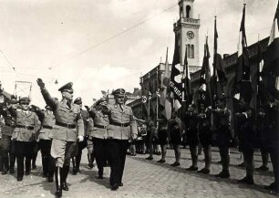 Nationalsozialismus - Kundgebungen, Feiern, Festtage. Reichsfachschaftsleiter Neef mit Gauleiter Robert Wagner vor dem alten Bahnhof