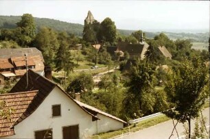 Landeck: Durch Garten der Wohnsiedlung auf Burgruine