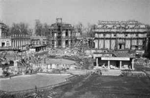 Dresden-Altstadt. Zwinger (1709-1728; M. D. Pöppelmann, B. Permoser). Baustellen Bogengalerie am Mathematisch-Physikalischen Salon, Wallpavillon und Französicher Pavillon. Zwingerhof mit Steinmetzwerkstätten