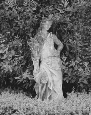 Statue einer Frau mit Kornähren