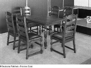 Eßtisch mit sechs Stühlen (Stuhl mit gepolsterter Sitzfläche) (1981; VEB Stilmöbel Barchfeld)