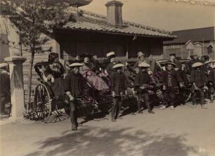 Nagasaki, Japan. Gruppenbild mit Touristen der Hapag in Rikschas mit einheimischen Fahrern vor Häusern
