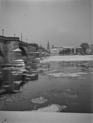 Dresden. Blick vom Terrassenufer auf die Neustädter Elbseite
