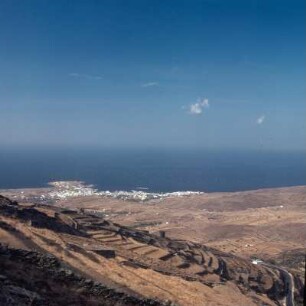 Tinos, Ackerterrassen über dem Hafen- und Wallfahrtsort. Sett.9