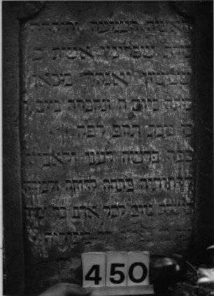 Grabstein 450 (Index: 99803734) Material: Sandstein Zustand: unten verwittert Maße HxBxT: 124x53x12 cm Beschreibung: Stele mit verdachtem Rundbogen, profilierter Rand, Giebelfeld Symbolik: Stern Besonderheit: Endreim: Grabstein 450 (Detailaufnahme)