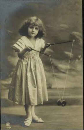 [Mädchen beim Diabolo spielen]