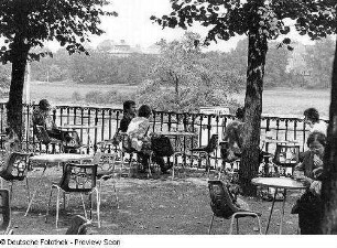 Terrasse der Gaststätte "Italienisches Dörfchen" mit Blick zum Neustädter Elbufer
