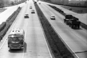 Reiseverkehr auf der Autobahn bei Karlsruhe-Durlach.