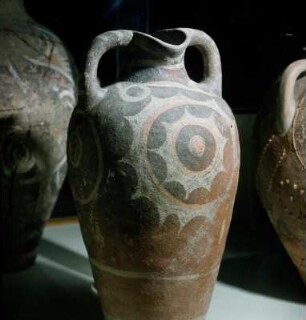 Iraklion. Archäologisches Museum V39. Hoher Krug, zweifarbig bemalt: Steuerrad-Rosetten, 2000 bis 1700 v. Chr