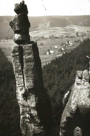 Böhmische Schweiz (České Švýcarsko), Eiland (Ostrov). Empornadel (Vztyčená jehla). Seilschaft Ehrhardt Renger im Riß des Ostweges. Blick nach Nordwest gegen Eiland (Ostrov) und Grenzplatte