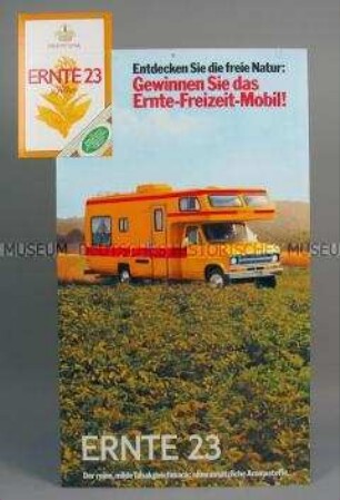 Werbeschild mit Werbeaufdruck für "ERNTE 23"-Zigaretten (Motiv: Ernte-Freizeit-Mobil)