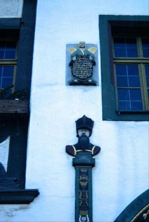 Lutherhaus Nordgiebel; Darstellung eines Soldaten zur Stadtwache, Tafel mit Segensspruch
