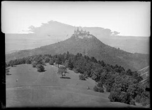Zimmern. Blick zur Burg Hohenzollern