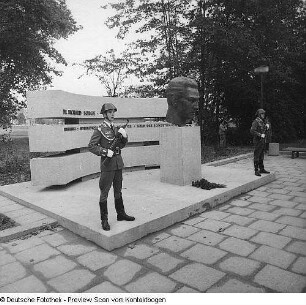 Dresden-Altstadt, Lennéstraße, Feierliche Einweihung des Denkmals für Dr. Richard Sorge (1977; Gerd Jäger) an der 1970 umbenannten Dr.-Richard-Sorge-Straße (mit Claußen)