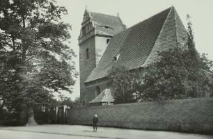 Coswig, Alte Kirche : Coswig. Alte Kirche. Volutengiebel am Turm von 1611