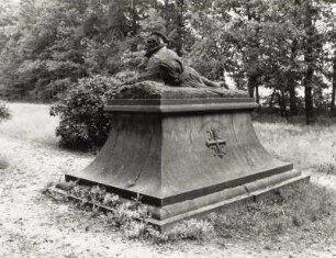 Denkmal für serbische Gefangene im 1. Weltkrieg mit Darstellung eines liegenden Soldaten
