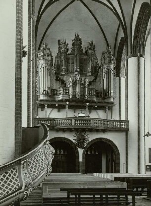 Stendal: Dom St. Nikolaus. Innenansicht. Orgelempore und Orgel.