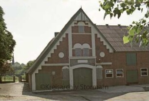 Willinghusen: Hufnerhaus mit Reetdach: Giebelfront Wirtschaftstrakt mit Scheunentor: rechts rechtwinkliger Stallanbau