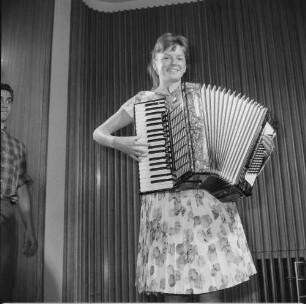 Petershof, 1964 Bariton-Sax. Trompete, Akkordeon, Akk-Orchester : Leipzig, Messehaus Petershof. Akkordeonspielerin zur Leipziger Herbstmesse 1964
