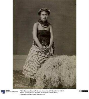 "Frau in Festtracht, Samoa-Inseln"