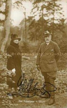 Fotopostkarte mit Ex-Kaier Wilhelm II. und seiner zweiten Ehefrau Hermine im niederländischen Exil mit eigenhändiger Unterschrift