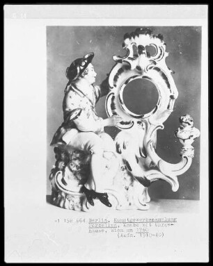 Figur mit Uhrgehäuse