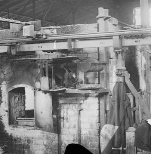 Selbsttätige Abgebevorrichtung für Flaschen in den Kühlofen : Technikgeschichte | Technologie | Glasfabrikation | Flaschen | Maschinenfabrikation