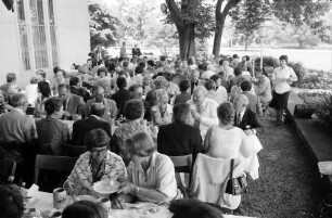 27. Tagung 1977 Chemiker; Bayrisches Frühstück: Blick über die Tischreihen
