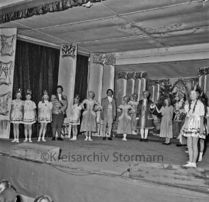 Weihnachtsmärchen: Hotel Oldesloer Hof: Saal: "Aschenputtel": Aufführung von Städtischem Musikkreis: Bühne: Szenenbild: Schauspieler und Kinderballett, 21. Dezember 1956