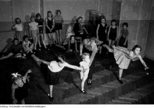 Dresden, Pionierpalast "Walter Ulbricht" (Schloss Albrechtsberg). Arbeitsgemeinschaft "Ballett" während ihrer Tätigkeit, Dezember 1954