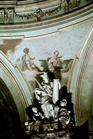 Pendentif über der Fortitudo-Statue: Putti mit Keule und Löwe