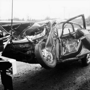 B 206: Mönkhagen-Langniendorf: Verkehrsunfall eines Reisebusses mit einem Pkw: verunglückter Pkw an Seil eines Abschleppwagens