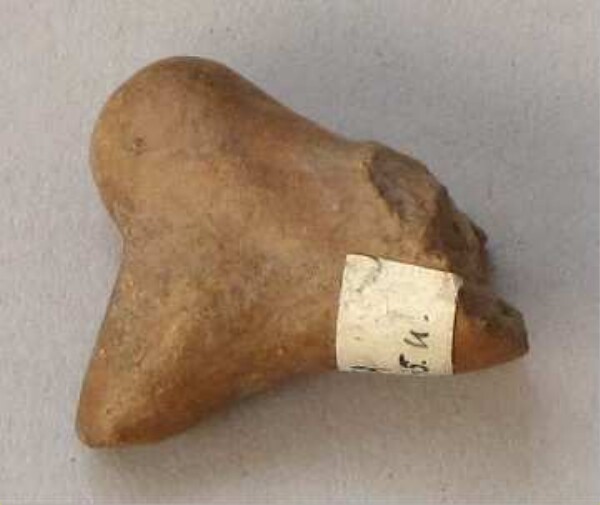 Figurine en argile (fragment de récipient)