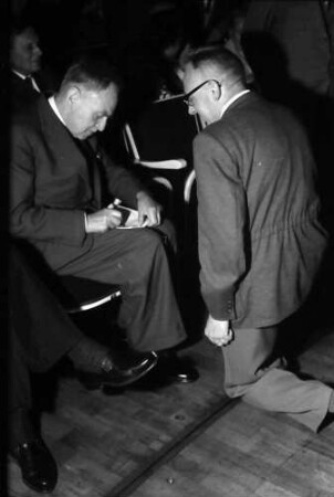 9. Tagung 1959 Physiker: Otto Hahn gibt Knieendem ? Autogramm