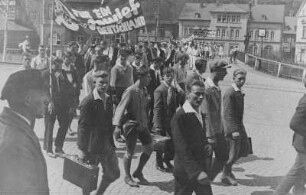 1. Mai 1932 in Schwarzenberg, Demonstration unter anderem mit den Losung "Für ein Sowjet-Deutschland" und "Rot Sport"