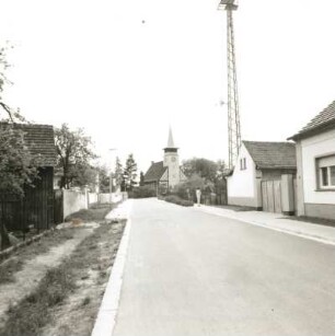 Willmersdorf (Kreis Cottbus). Dorfstraße. Blick nach Südwesten zur Dorfkirche (1938; H. Palm)