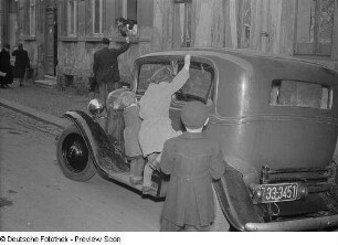 Kinder spielen an einem Auto