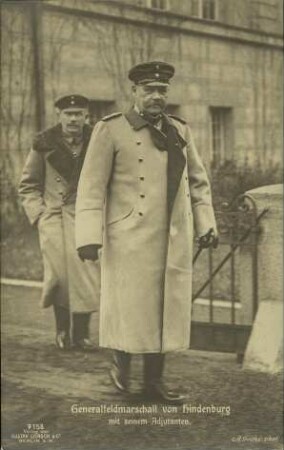 Generalfeldmarschall von Hindenburg mit seinem Adjutanten.