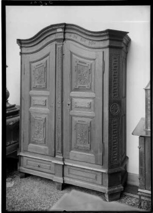 Karlsruhe Schloss Innenbereich Schrank aus Süddeutschland datiert (1808)