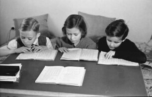 Bukarest: Familie Schmidt, Kinder an der Schulbank